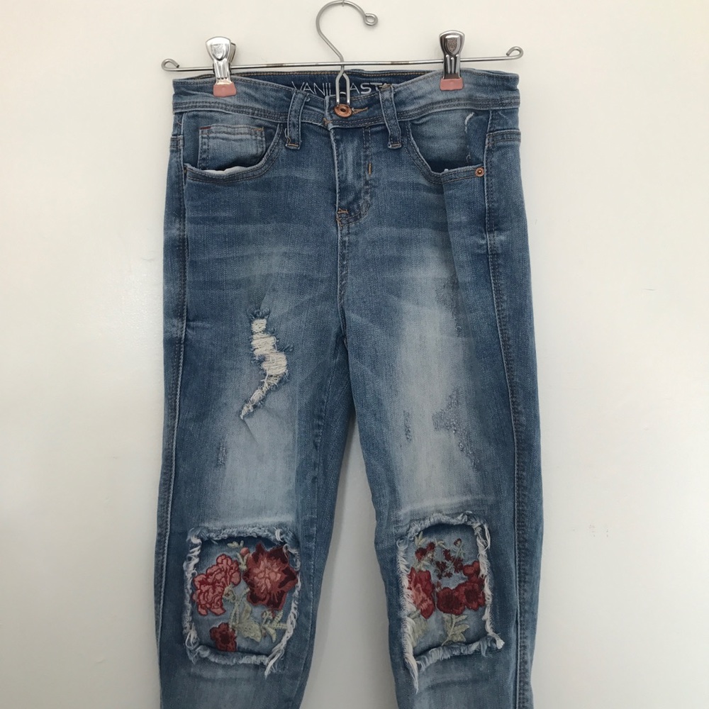 Embroidered jeans!⭐️